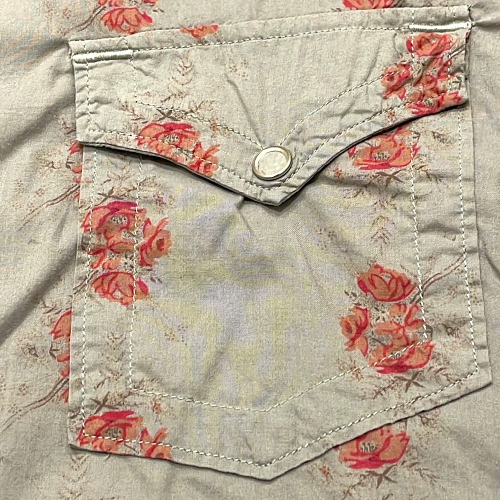 Guess Vintage Western Style Snap Gray with Red/Pink Floral Pattern- Large - Picture 4 of 9